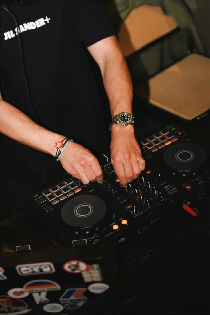 Soirée Dj Thème " On S'est Trompe De Soirée " Cover