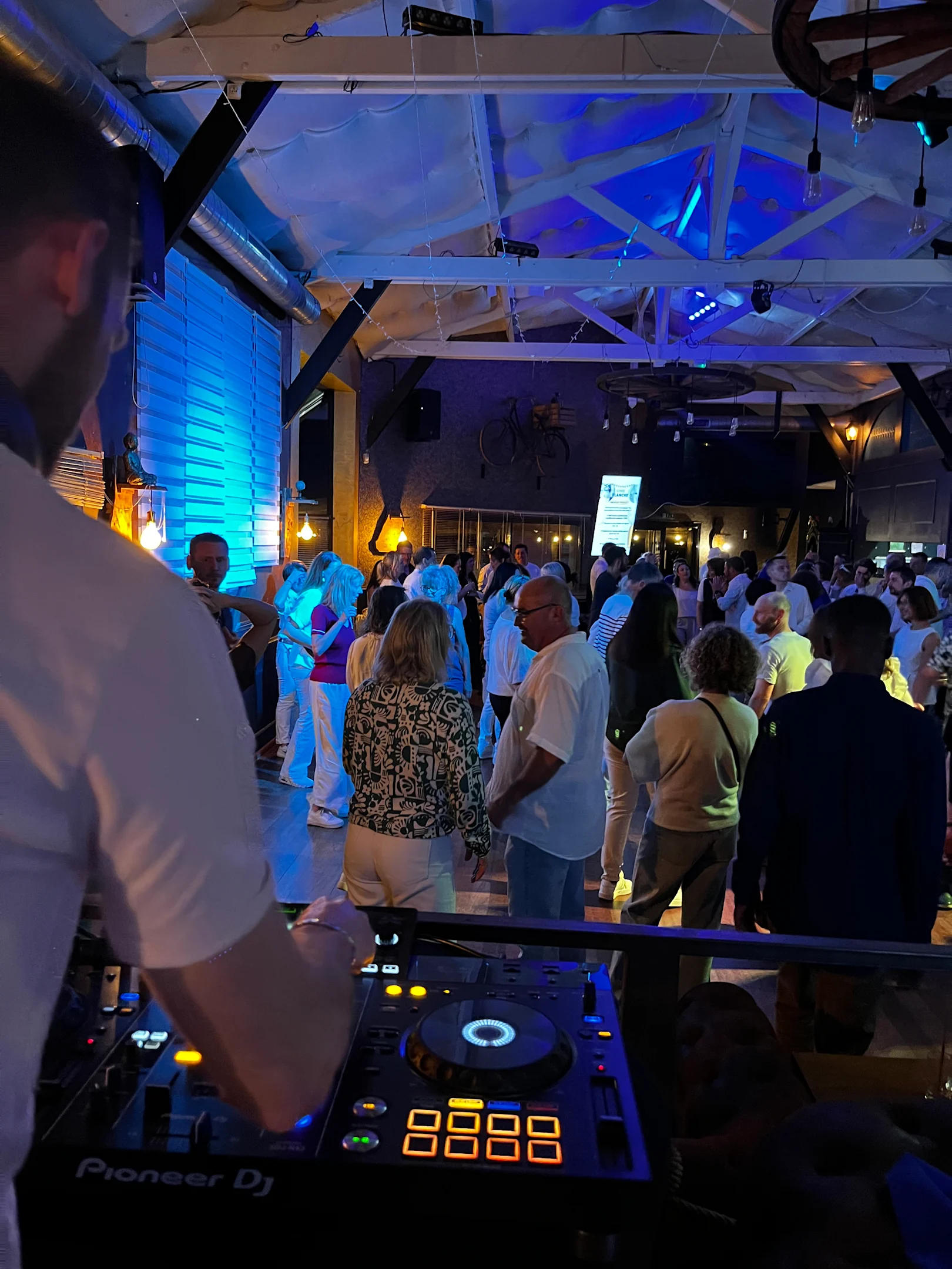 Soirée Dj - Hits Des Années 80 À Aujourd'hui Cover