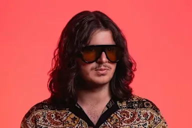 Por qué ‘Give Me a Kiss’ de Alastair Lane y SEÏTOU es el banger que tu Semana Santa pedía