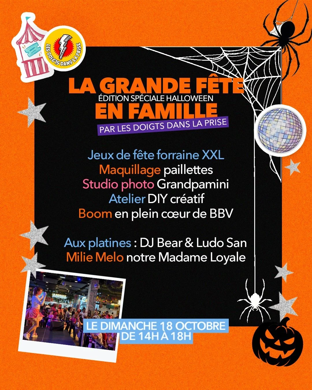 La Grande Fête En Famille Par Les Doigts Dans La Prise