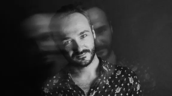 Casa Ata: Arthur Nozen, Singi, Mood Director, Roms