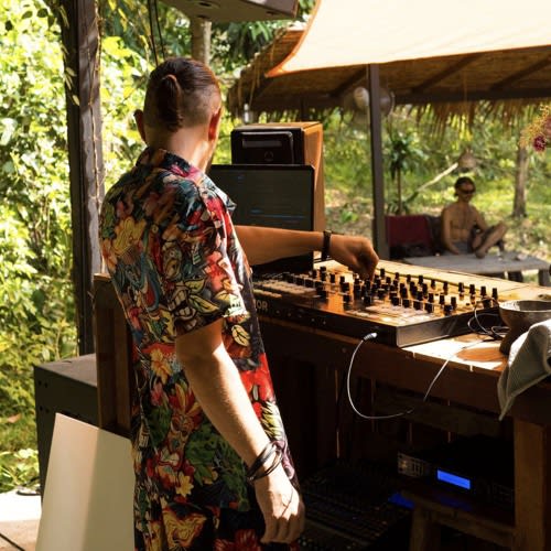 DJ - V
