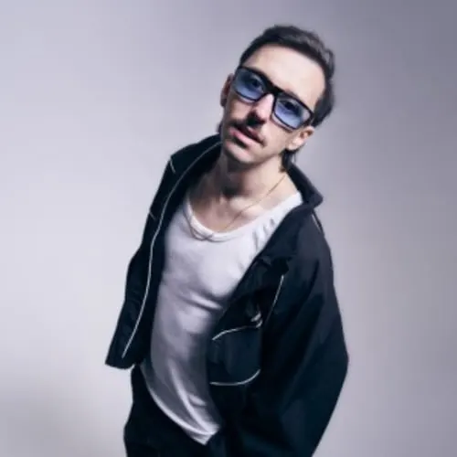 REj