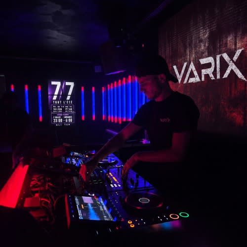 V Λ R I X